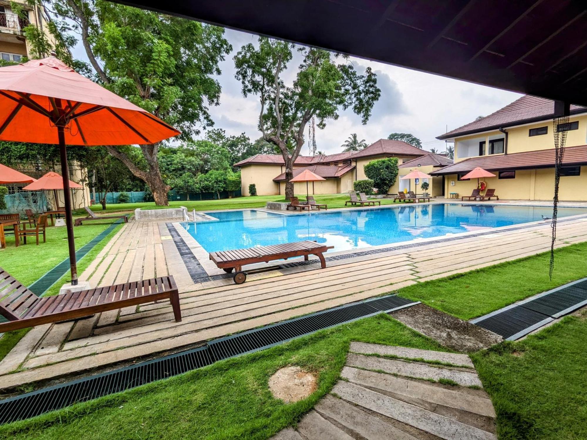 Rajarata Hotel Anuradhapura Esterno foto