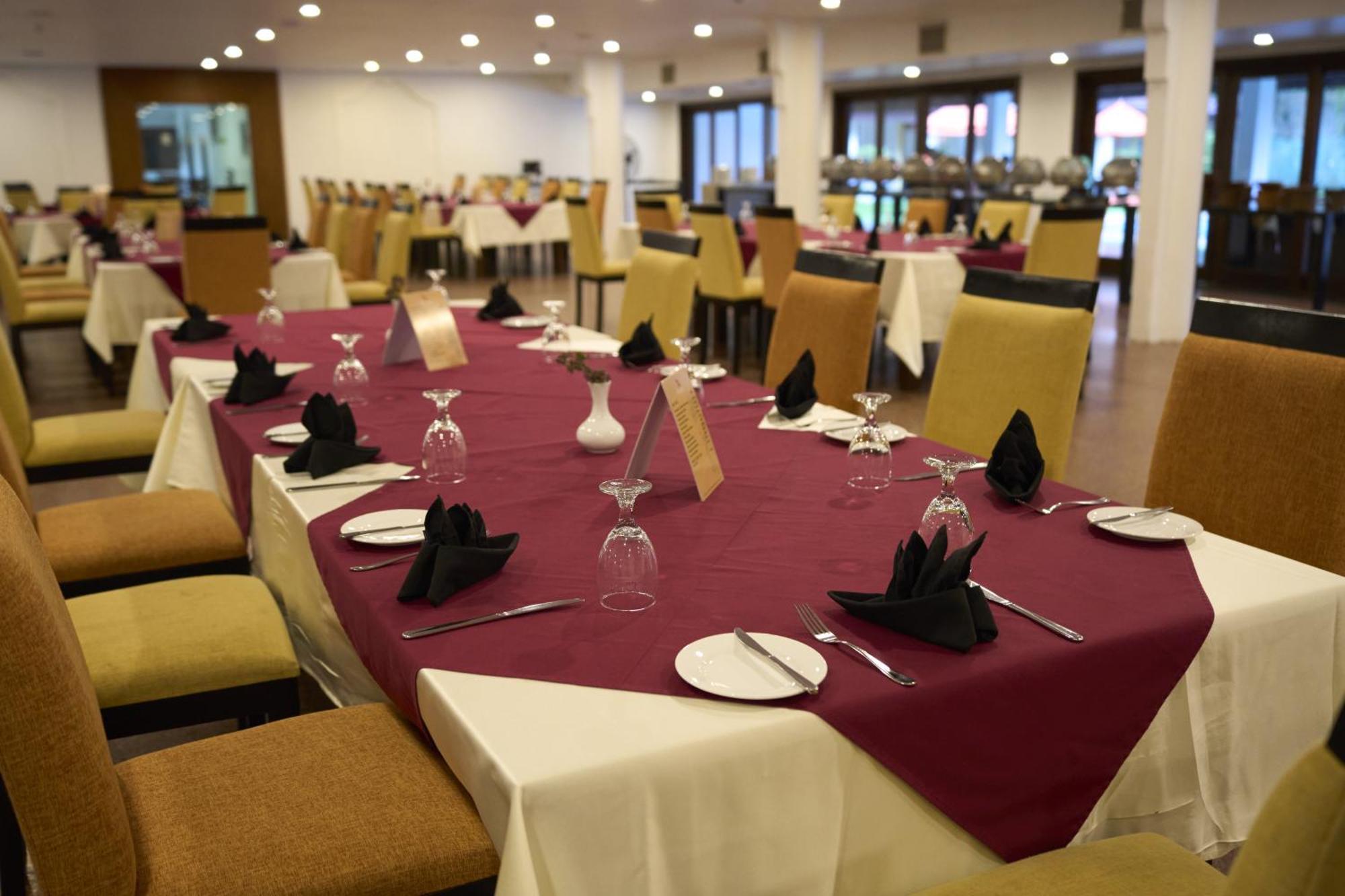 Rajarata Hotel Anuradhapura Esterno foto