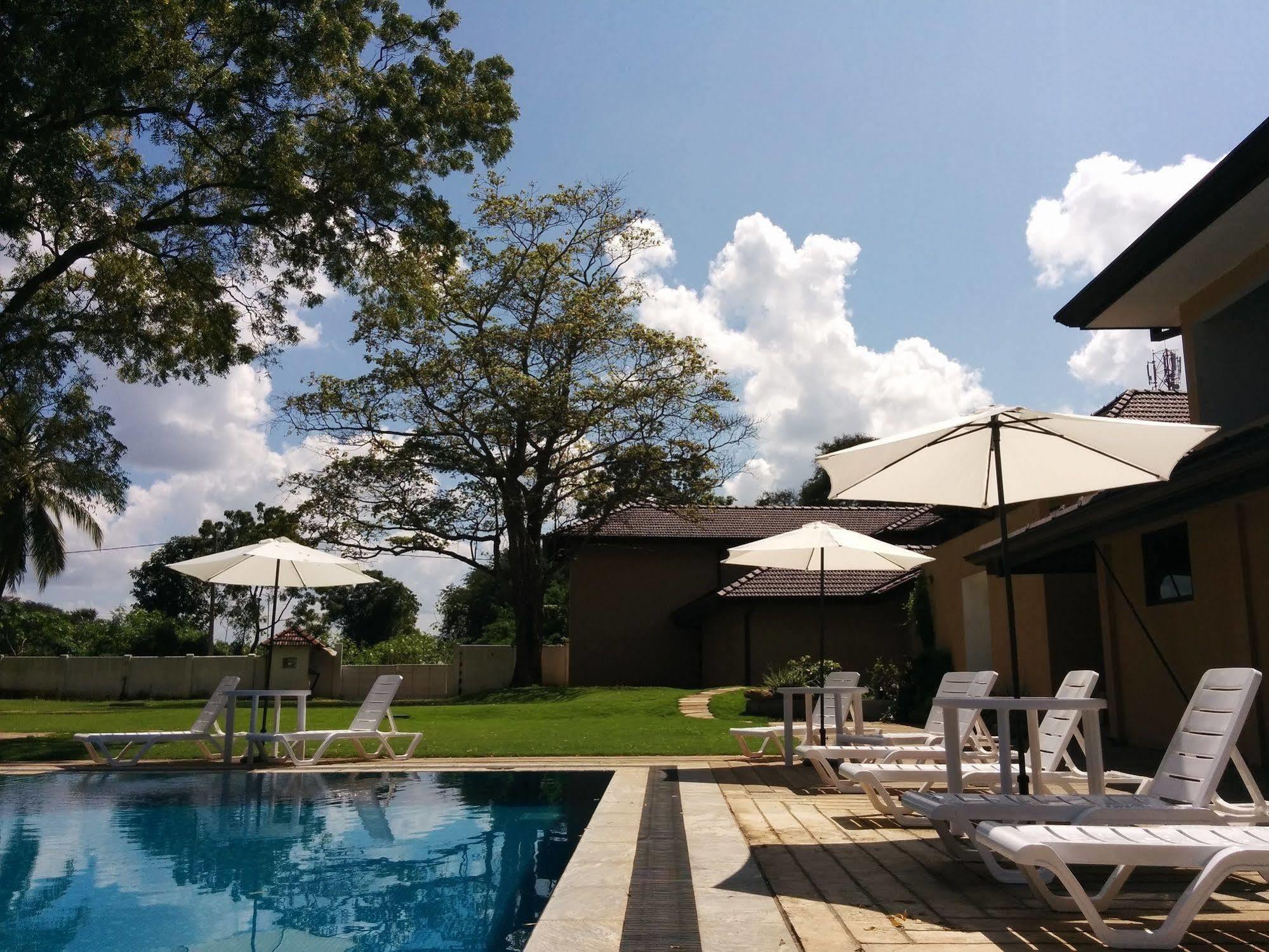 Rajarata Hotel Anuradhapura Esterno foto