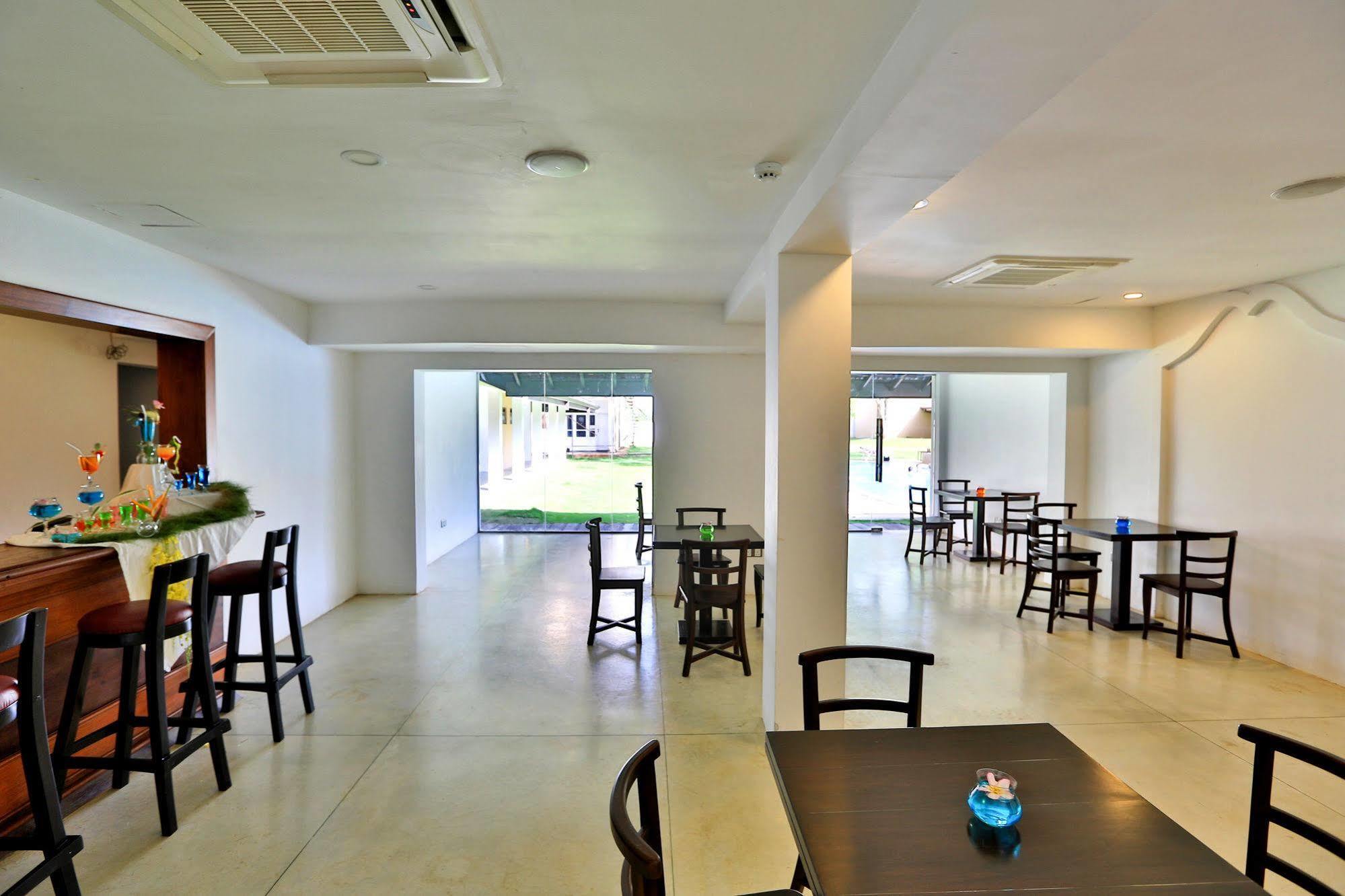 Rajarata Hotel Anuradhapura Esterno foto